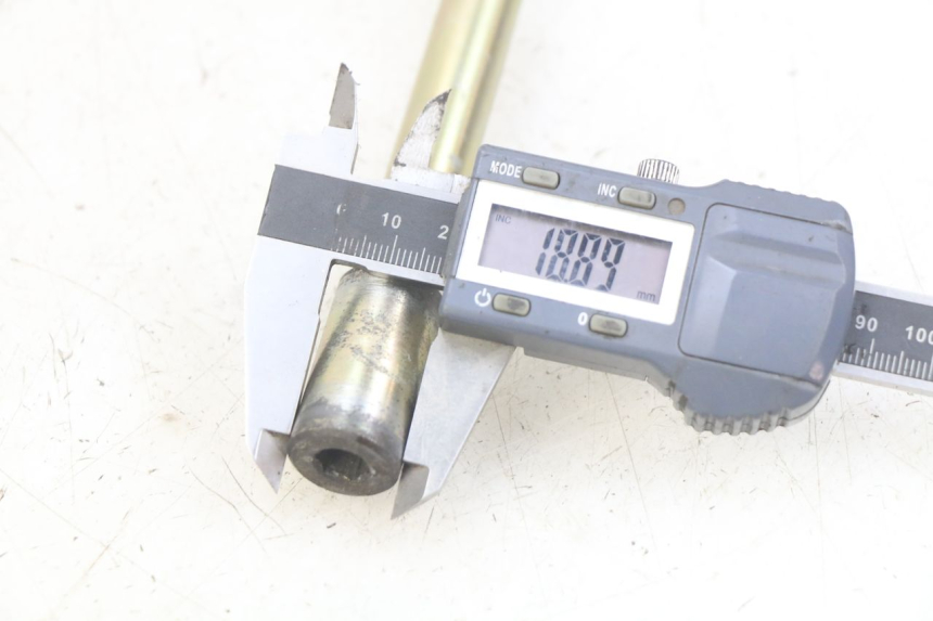 photo de EJE DE LA RUEDA DELANTERA PEUGEOT CITYSTAR AIR 125 (2014 - 2017) - Otra perspectiva