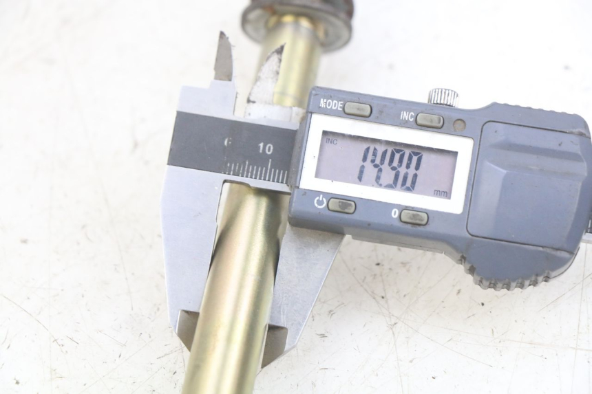 photo de EJE DE LA RUEDA DELANTERA PEUGEOT CITYSTAR AIR 125 (2014 - 2017) - Primer plano técnico