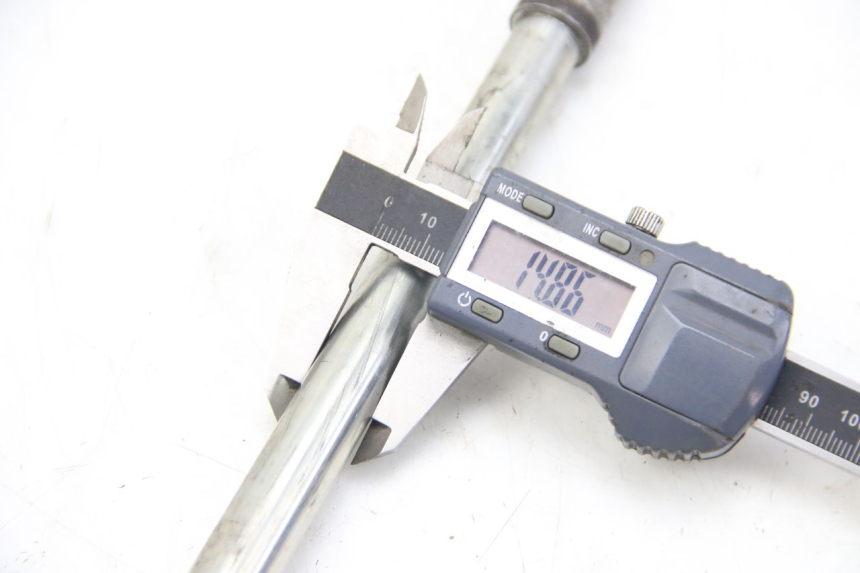 photo de EJE DE LA RUEDA DELANTERA PEUGEOT CITYSTAR 125 (2011 - 2017) - Otra perspectiva