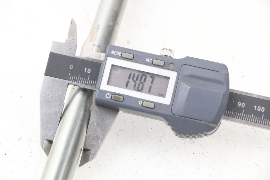 photo de EJE DE LA RUEDA DELANTERA PEUGEOT CITYSTAR 50 (2013 - 2017) - Primer plano técnico