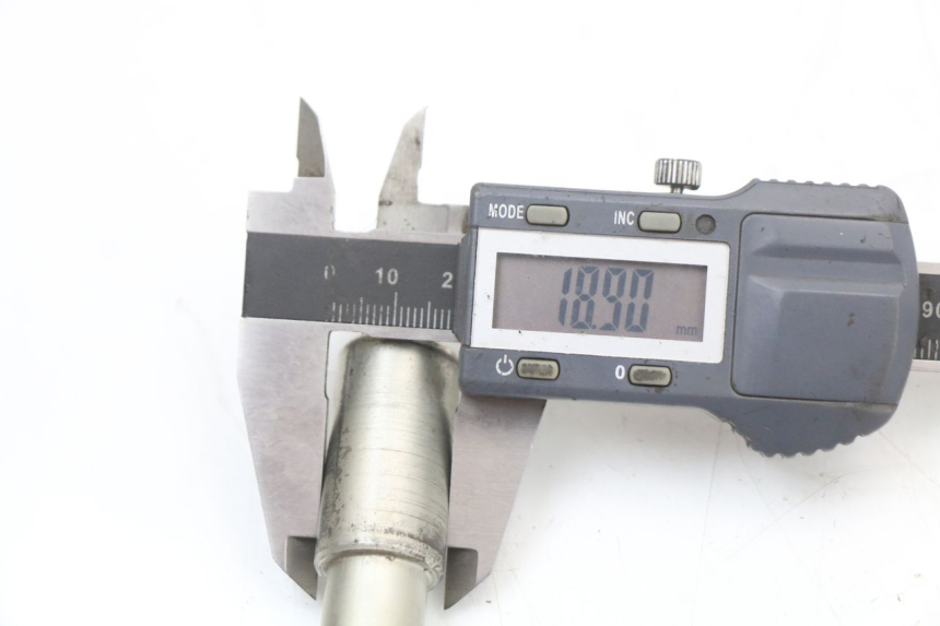 photo de EJE DE LA RUEDA DELANTERA PEUGEOT CITYSTAR 50 (2013 - 2017) - Primer plano técnico