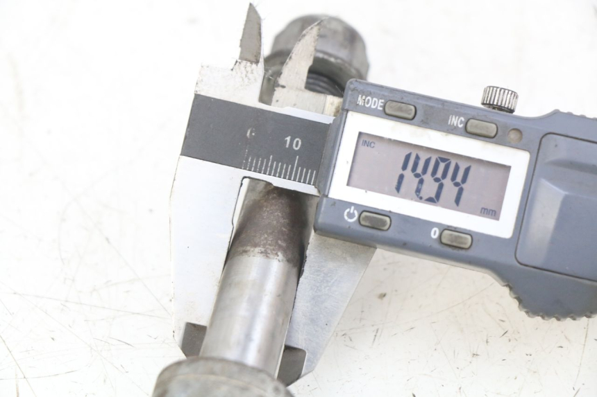 photo de EJE DE LA RUEDA DELANTERA HONDA CM 125 (1983 - 2003) - Primer plano técnico