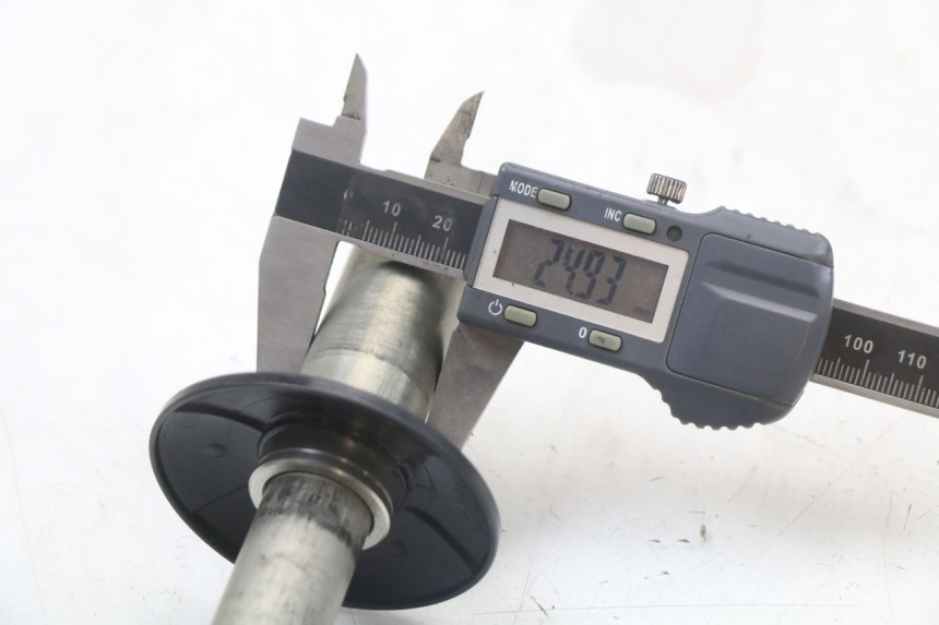 photo de EJE RUEDA DELANTERO HONDA CRF R 250 (2020 - 2021) - Otra perspectiva