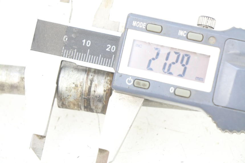 photo de EJE RUEDA DELANTERO LONCIN DIRT BIKE 125 - Primer plano técnico