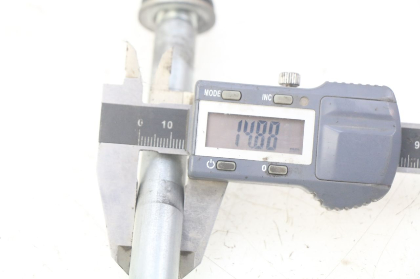 photo de EJE DE LA RUEDA DELANTERA PEUGEOT DJANGO 2T 50 (2014 - 2019) - Otra perspectiva