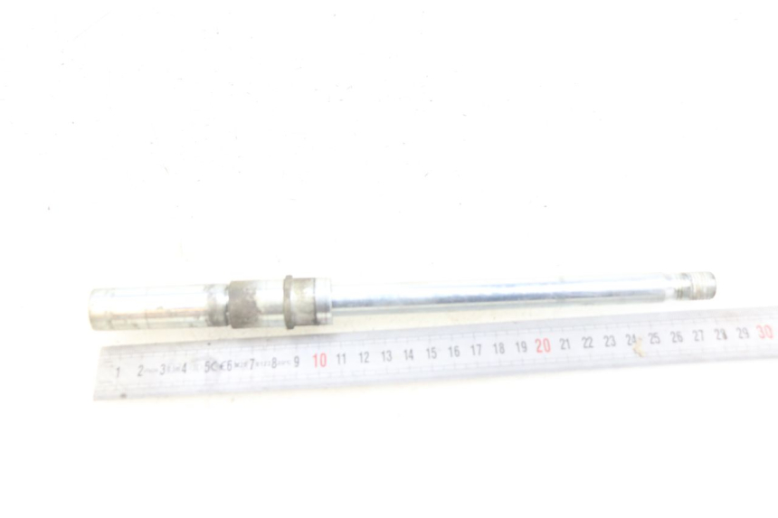 photo de EJE DE LA RUEDA DELANTERA KYMCO DOWNTOWN ABS 125 (2015 - 2017) - Primer plano técnico