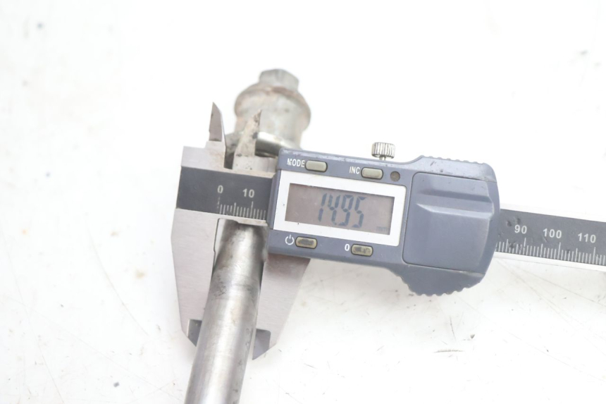 photo de EJE RUEDA DELANTERO SUZUKI DR S 600 (1985 - 1989) - Primer plano técnico