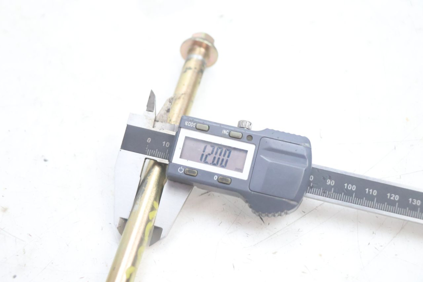 photo de EJE RUEDA DELANTERO CF MOTO E-CHARM 125 (2005 - 2008) - Primer plano técnico
