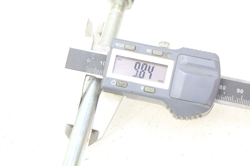 photo de EJE DE LA RUEDA DELANTERA YAMAHA D'ELIGHT DELIGHT 115 (2013 - 2017) - Otra perspectiva