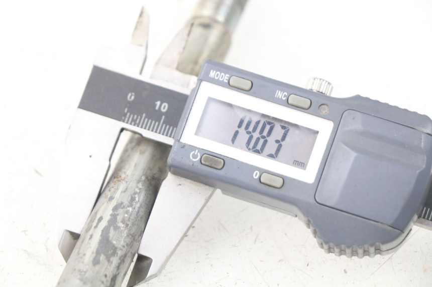 photo de EJE RUEDA DELANTERO PEUGEOT ELYSTAR 125 (2002 - 2007) - Primer plano técnico