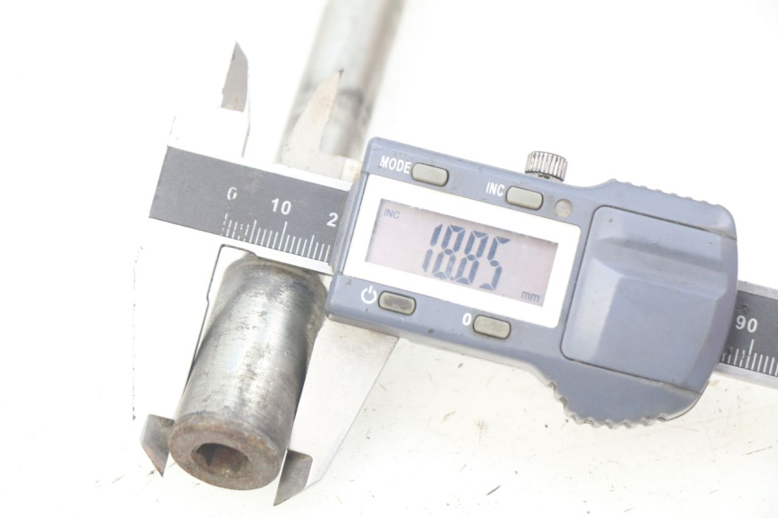 photo de EJE DE LA RUEDA DELANTERA PEUGEOT ELYSTAR 50 (2002 - 2014) - Primer plano técnico