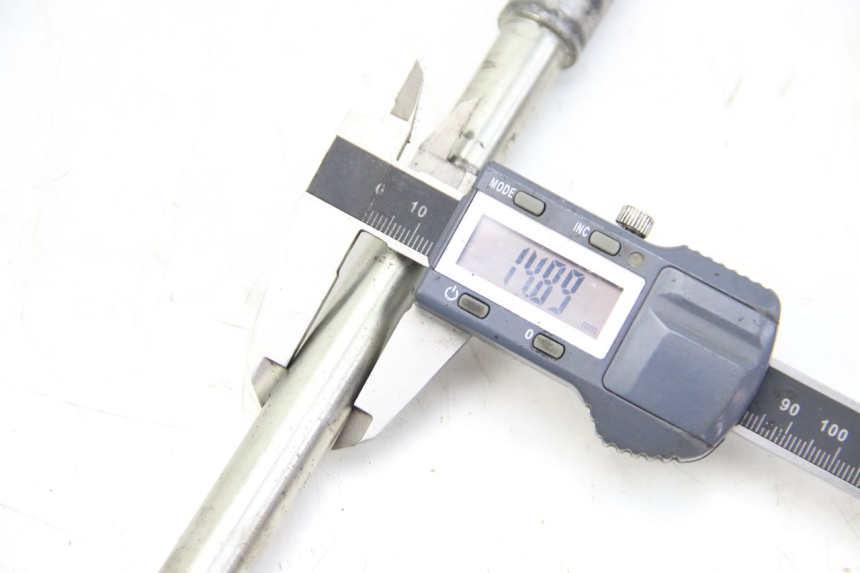 photo de EJE DE LA RUEDA DELANTERA PEUGEOT ELYSTAR 50 (2002 - 2014) - Zoom estado de uso