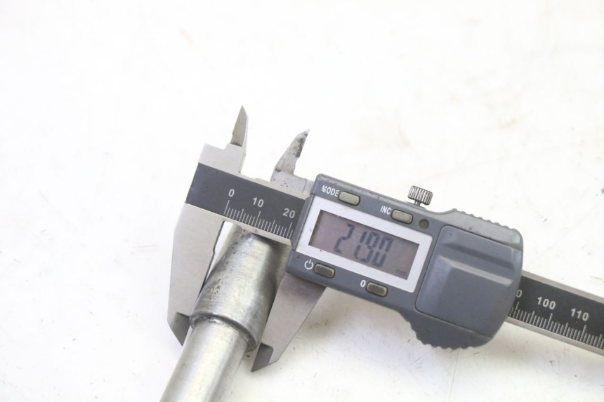 photo de EJE RUEDA DELANTERO APRILIA ETX 125 (1998 - 2002) - Primer plano técnico