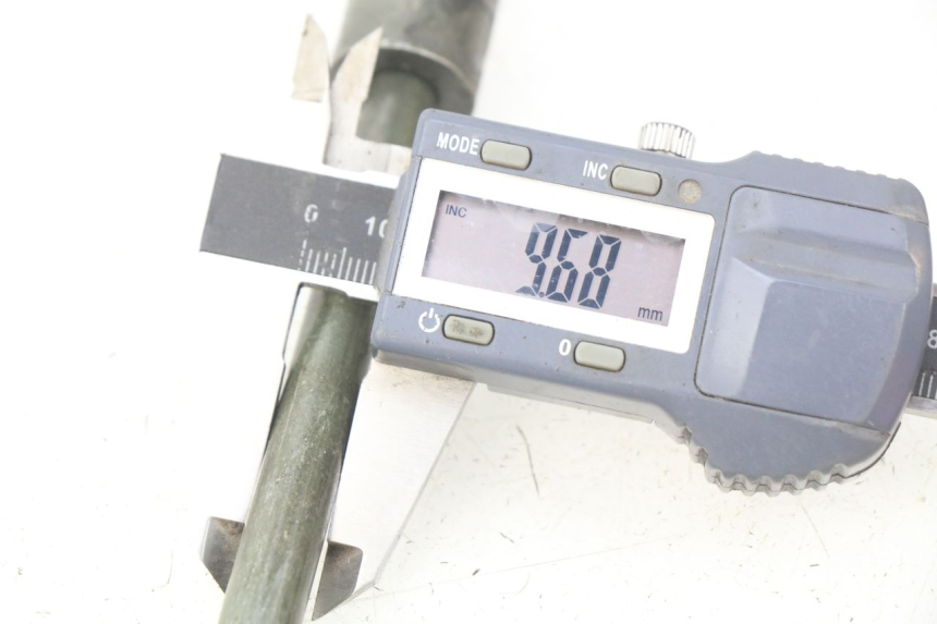 photo de EJE DE LA RUEDA DELANTERA JM MOTORS EVOLIS 4T 50 (2018 - 2022) - Zoom estado de uso