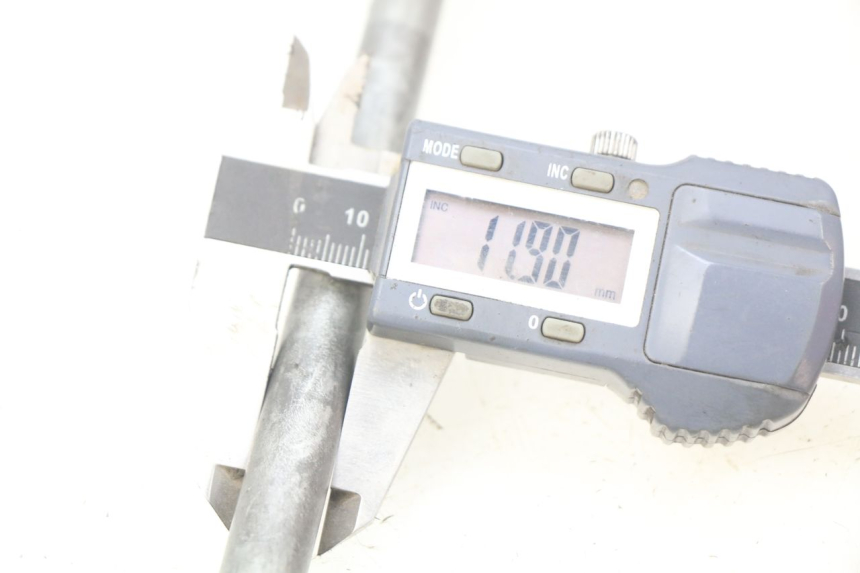 photo de EJE DE LA RUEDA DELANTERA HONDA FES PANTHEON 2T 125 (1998 - 2002) - Otra perspectiva