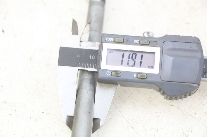 photo de EJE DE LA RUEDA DELANTERA HONDA FES PANTHEON 2T 125 (1998 - 2002) - Otra perspectiva