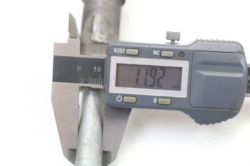 photo de EJE DE LA RUEDA DELANTERA HONDA FES PANTHEON 2T 125 (1998 - 2002) - Otra perspectiva