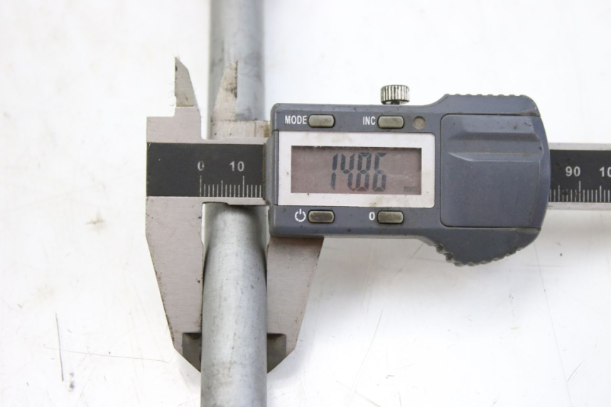 photo de EJE DE LA RUEDA DELANTERA HONDA FES S-WING SWING ABS 125 (2007 - 2015) - Primer plano técnico