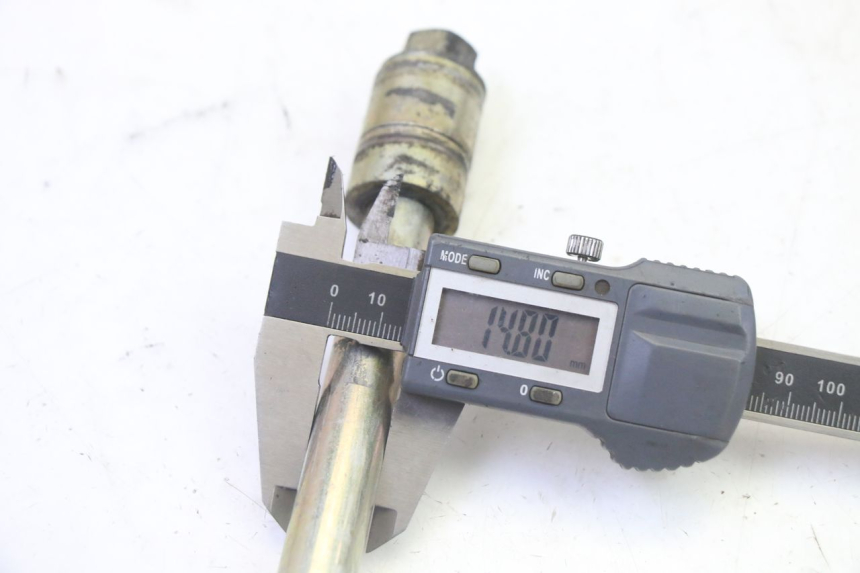 photo de EJE RUEDA DELANTERO STAHO FH 50 (2018 - 2019) - Primer plano técnico