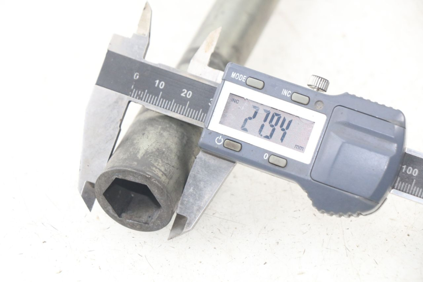 photo de EJE DE LA RUEDA DELANTERA YAMAHA FJR ABS 1300 (2006 - 2012) - Otra perspectiva