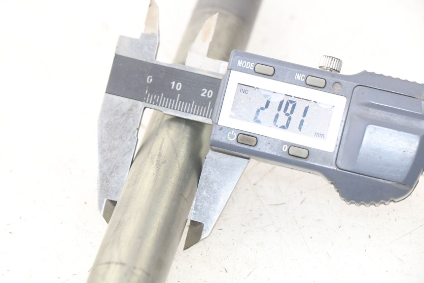 photo de EJE DE LA RUEDA DELANTERA YAMAHA FJR ABS 1300 (2006 - 2012) - Primer plano técnico