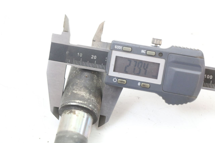 photo de EJE DE LA RUEDA DELANTERA YAMAHA FJR ABS 1300 (2006 - 2012) - Primer plano técnico