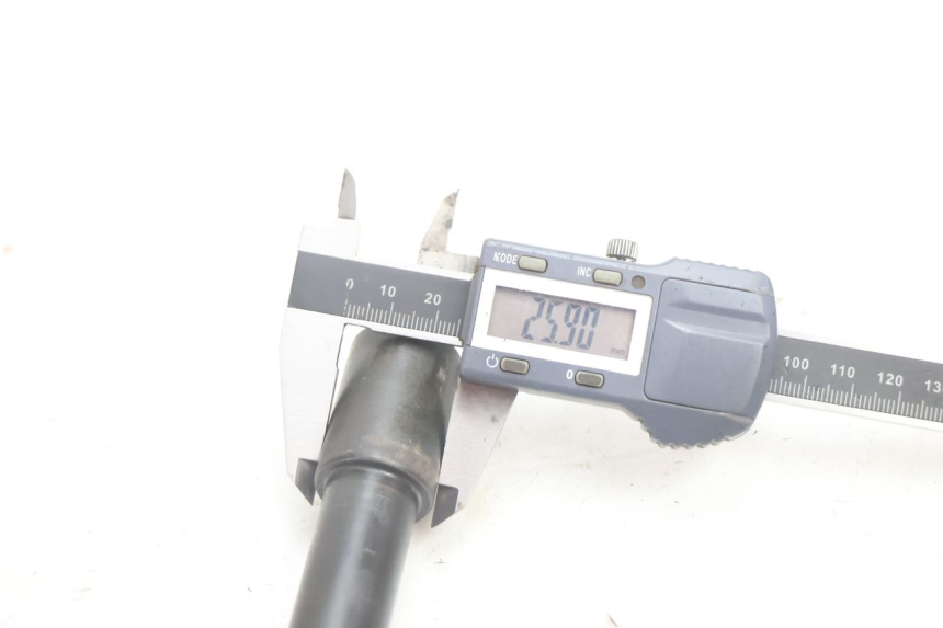 photo de EJE RUEDA DELANTERO YAMAHA FJR 1300 (2001 - 2005) - Primer plano técnico