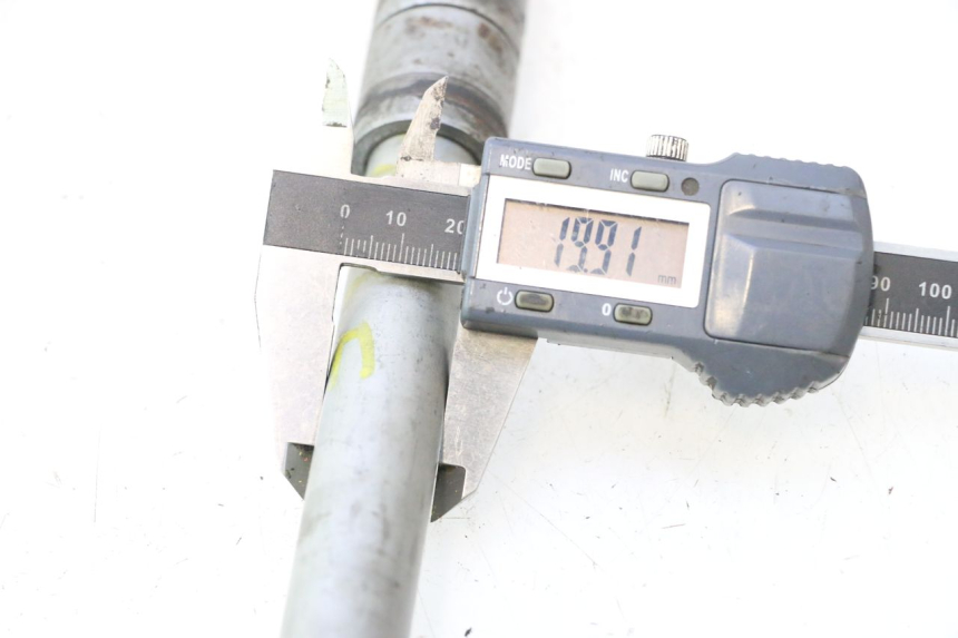 photo de EJE RUEDA DELANTERO HONDA FJS SILVER WING SILVERWING 400 (2005 - 2008) - Primer plano técnico