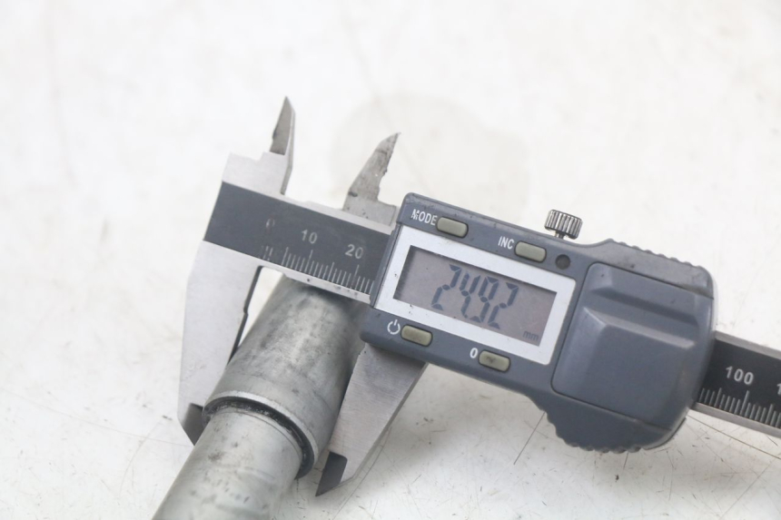 photo de EJE RUEDA DELANTERO HONDA FJS SILVERWING SILVER WING 600 (2001 - 2010) - Otra perspectiva