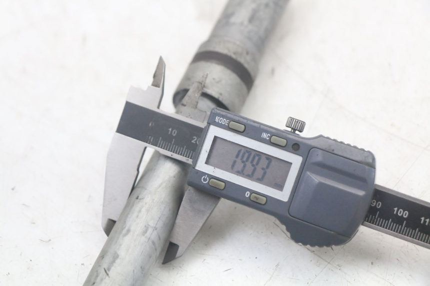 photo de EJE RUEDA DELANTERO HONDA FJS SILVERWING SILVER WING 600 (2001 - 2010) - Primer plano técnico