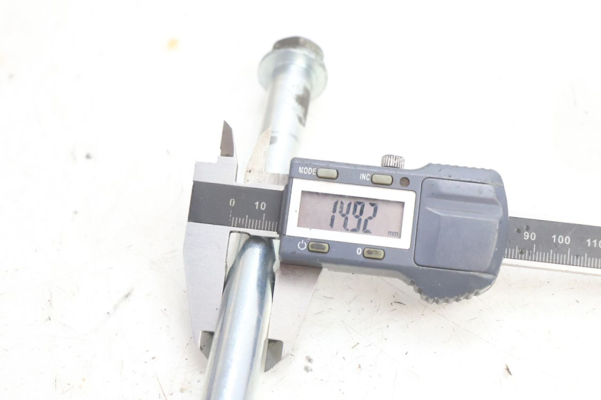 photo de EJE DE LA RUEDA DELANTERA PIAGGIO FLY 2T 50 (2004 - 2017) - Primer plano técnico