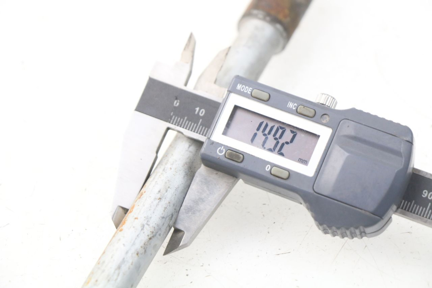 photo de EJE RUEDA DELANTERO PIAGGIO FLY IE 125 (2012 - 2017) - Zoom estado de uso