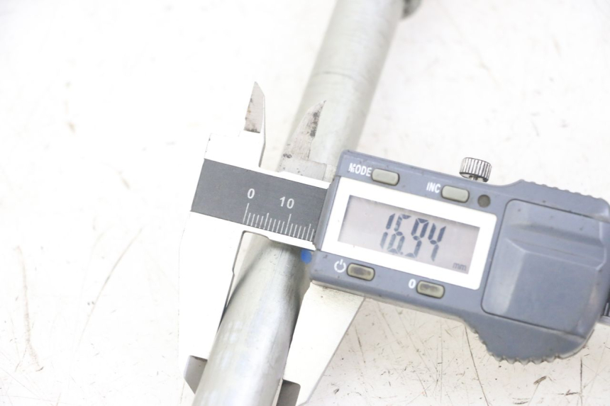 photo de EJE RUEDA DELANTERO HONDA FORZA ABS 300 (2013 - 2017) - Primer plano técnico