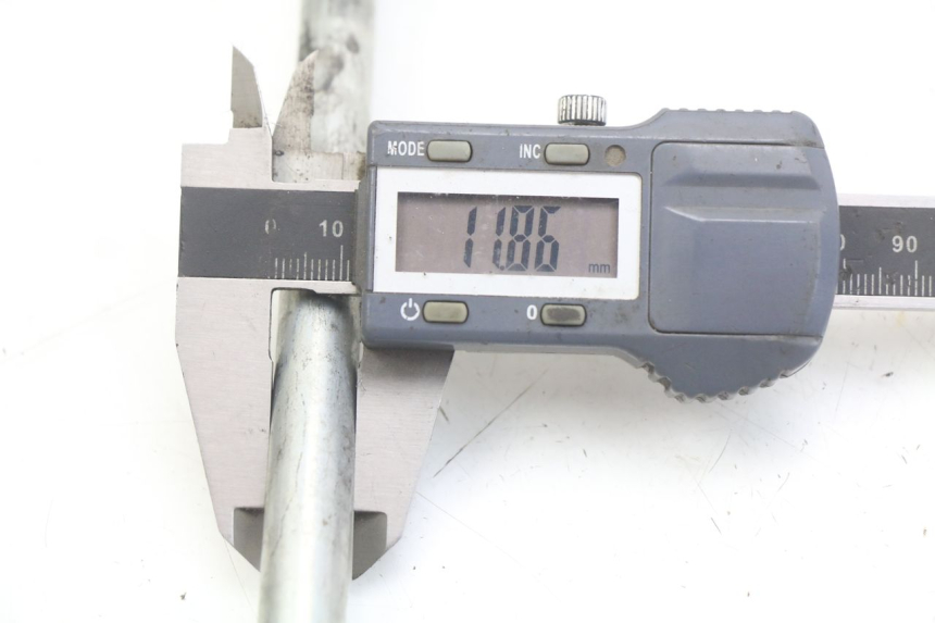 photo de EJE DE LA RUEDA DELANTERA HONDA FORZA 125 (2015 - 2016) - Primer plano técnico