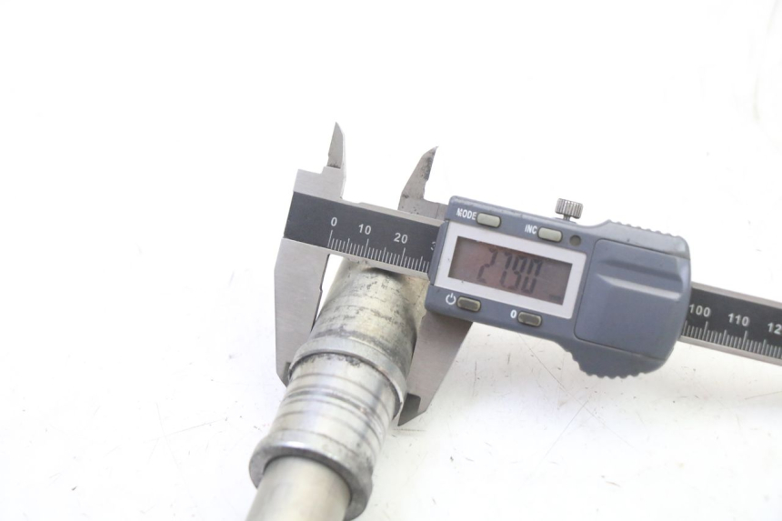 photo de EJE RUEDA DELANTERO YAMAHA FZ6 FAZER S2 600 (2007 - 2011) - Primer plano técnico