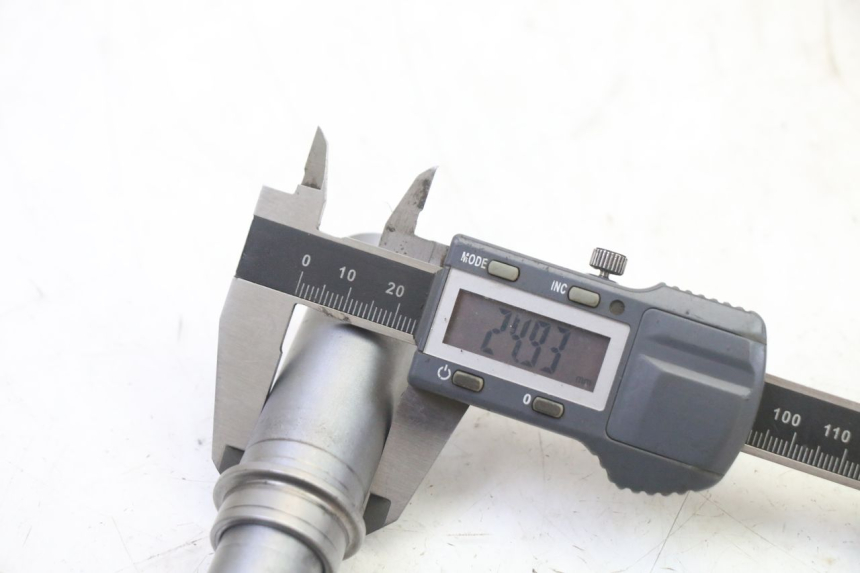 photo de EJE RUEDA DELANTERO BMW G310 R 310 (2016 - 2020) - Primer plano técnico