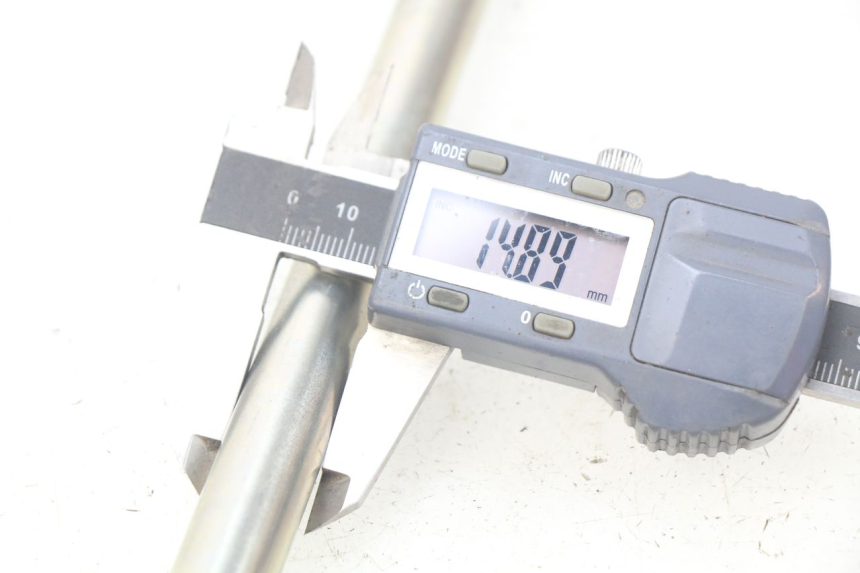 photo de EJE DE LA RUEDA DELANTERA PEUGEOT GEOPOLIS 400 (2007 - 2013) - Primer plano técnico