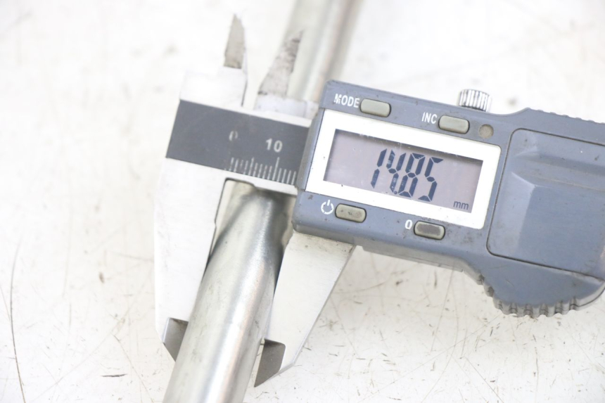 photo de EJE RUEDA DELANTERO PEUGEOT GEOPOLIS RS 125 (2007 - 2009) - Detalle de la pieza