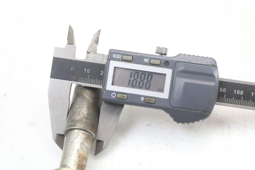 photo de EJE RUEDA DELANTERO PEUGEOT GEOPOLIS RS 125 (2007 - 2009) - Primer plano técnico