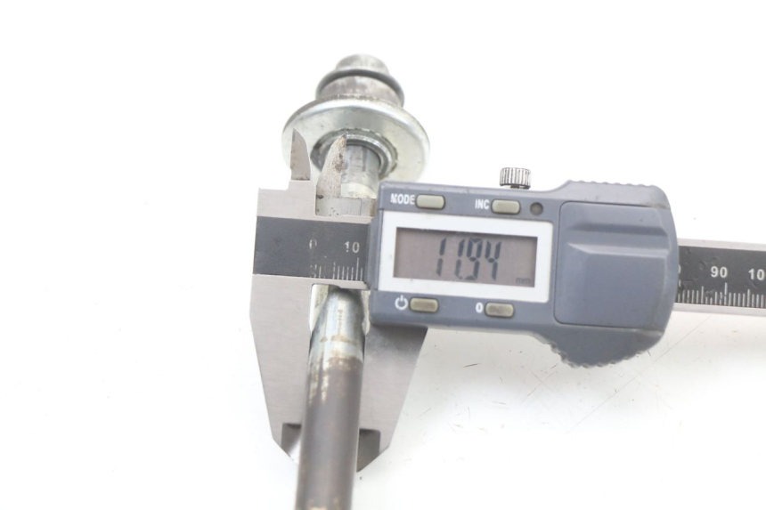 photo de EJE DE RUEDA DELANTERA HYOSUNG GF 125 (2001 - 2005) - Otra perspectiva