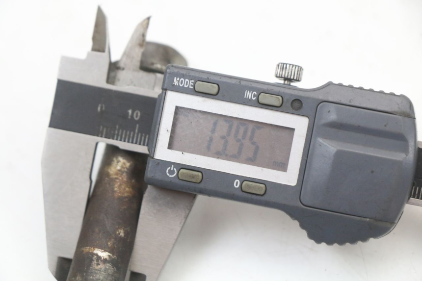 photo de EJE RUEDA DELANTERO SUZUKI GN 125 (1997 - 2000) - Otra perspectiva