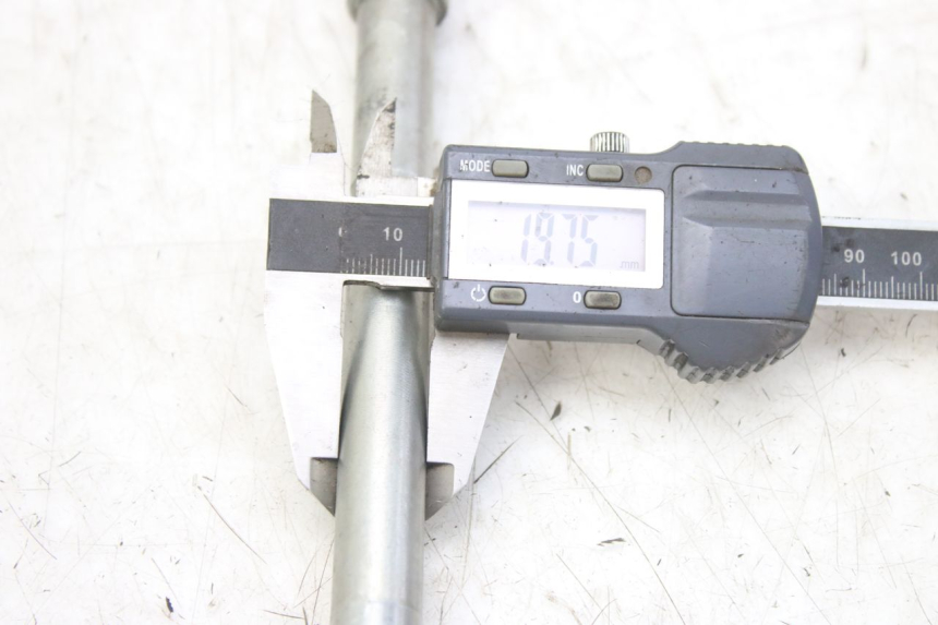 photo de EJE DE LA RUEDA DELANTERA DERBI GPR 50 (2004 - 2009) - Zoom estado de uso