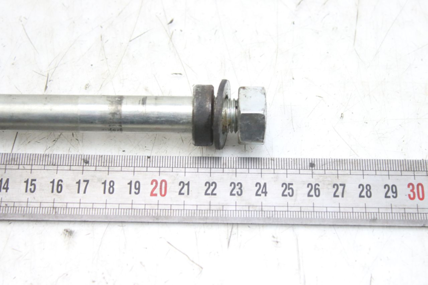 photo de EJE DE LA RUEDA DELANTERA DERBI GPR 50 (2004 - 2009) - Otra perspectiva