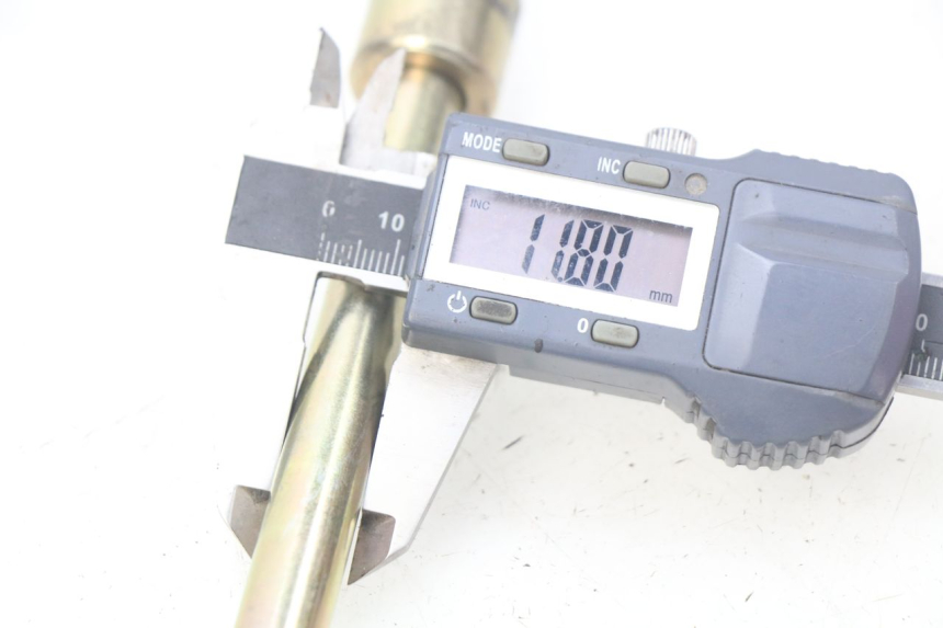 photo de EJE DE LA RUEDA DELANTERA TNT MOTOR GRIDO 2T 50 (2010 - 2019) - Otra perspectiva