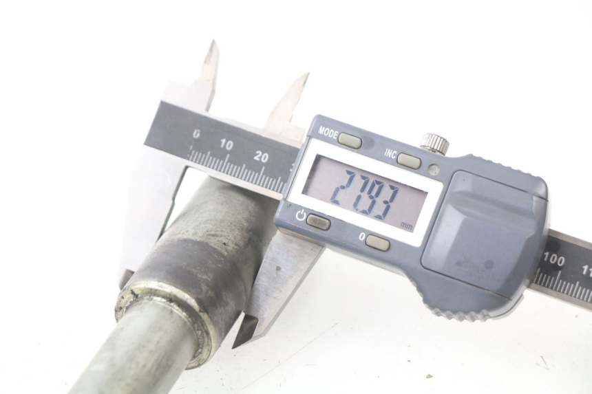 photo de EJE RUEDA DELANTERO SUZUKI GSF N BANDIT 1200 (1996 - 1999) - Otra perspectiva