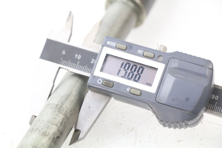 photo de EJE RUEDA DELANTERO SUZUKI GSF N BANDIT 1200 (1996 - 1999) - Primer plano técnico