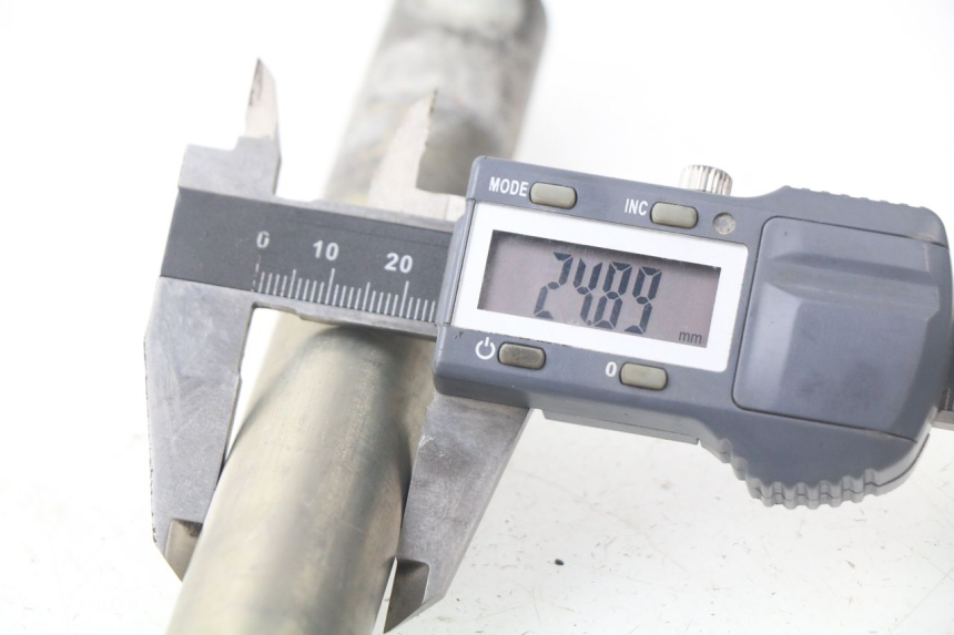 photo de EJE RUEDA DELANTERO SUZUKI GSX-R GSXR 600 (2008 - 2010) - Primer plano técnico