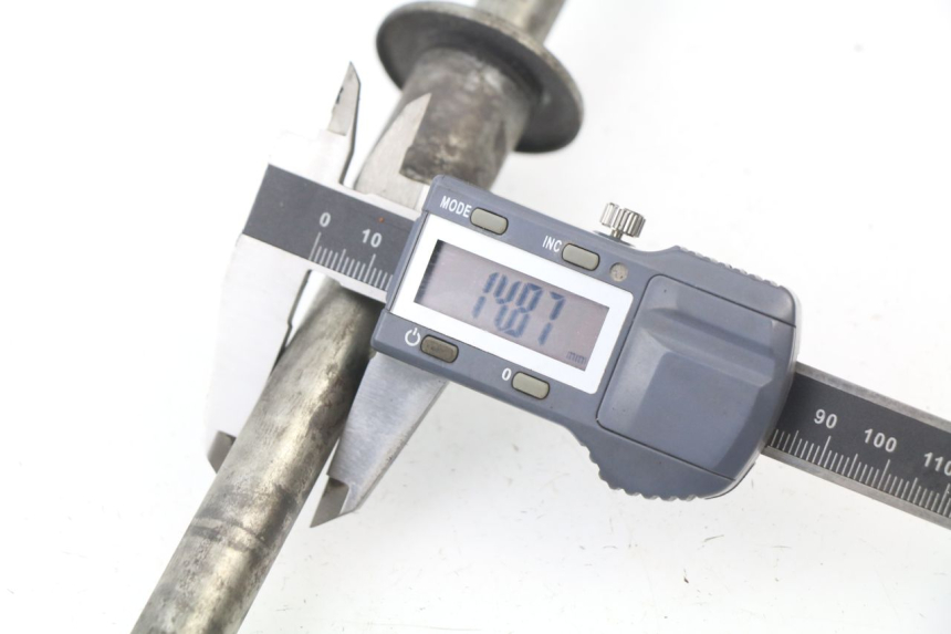 photo de EJE RUEDA DELANTERO SUZUKI GSXF GSX F 600 (1988 - 1997) - Zoom estado de uso