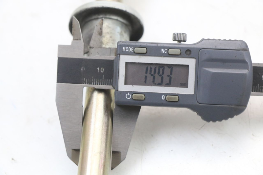 photo de EJE RUEDA DELANTERO HYOSUNG GTR 125 (2006 - 2008) - Primer plano técnico