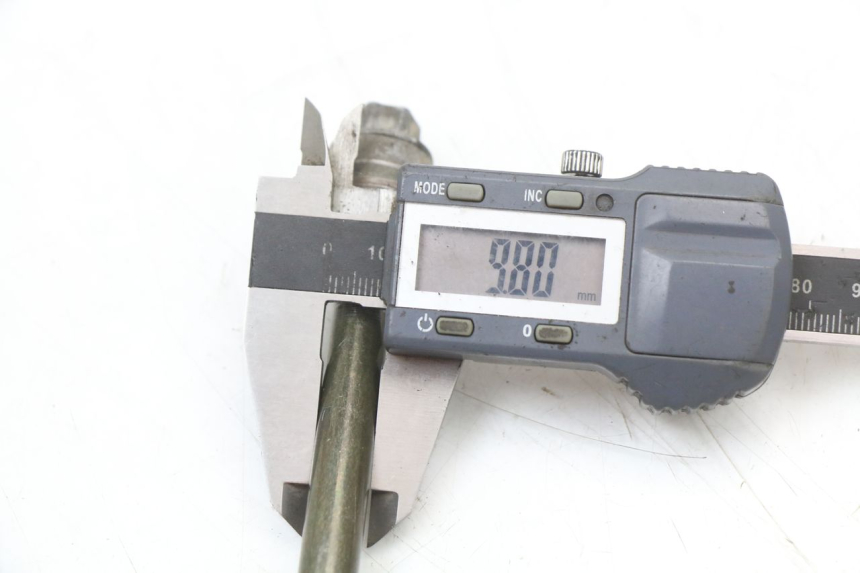 photo de EJE RUEDA DELANTERO EUROCKA GTR 50 (2007 - 2017) - Otra perspectiva